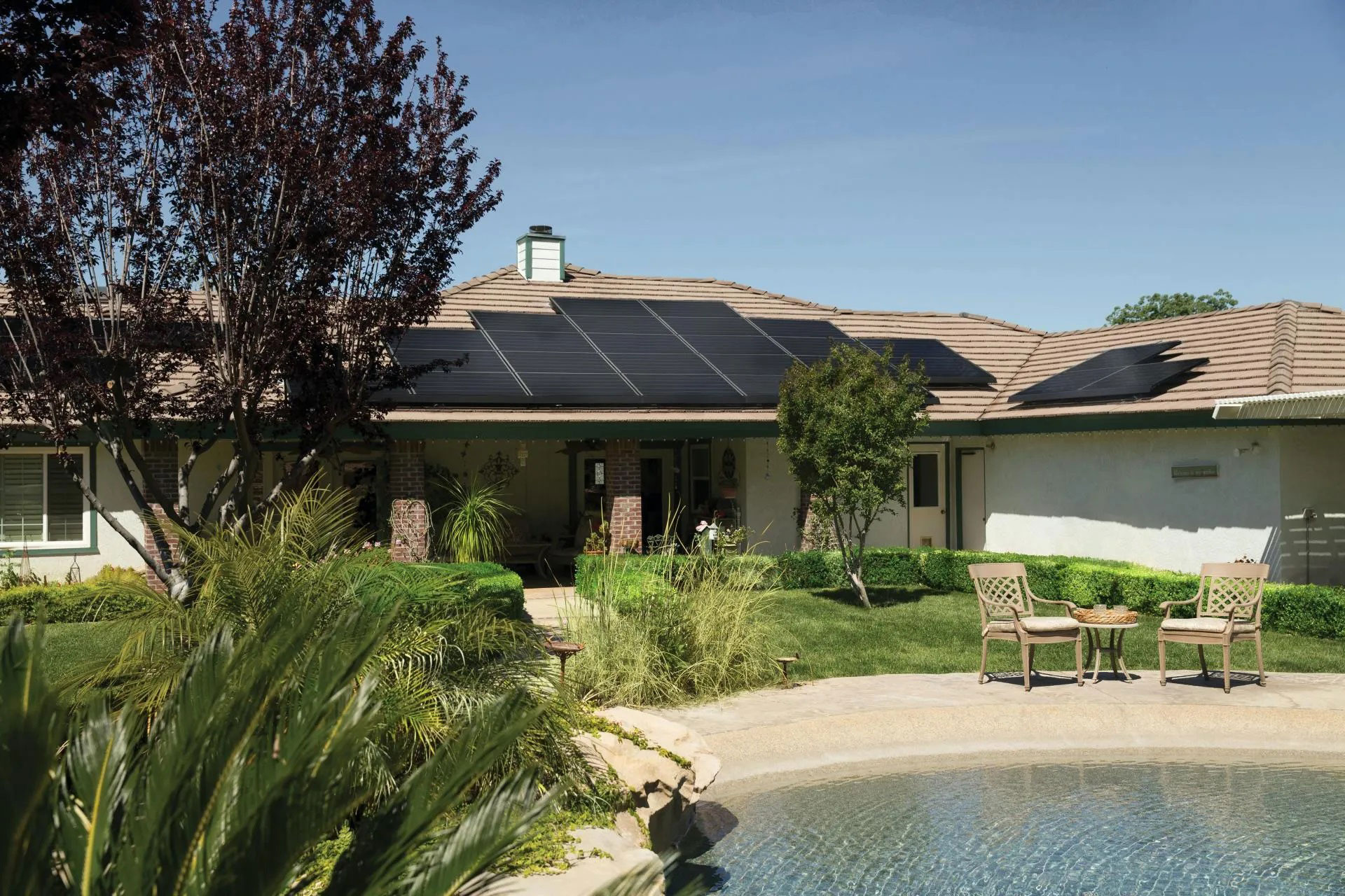 vivienda con paneles solares autosuficiente energeticamente
