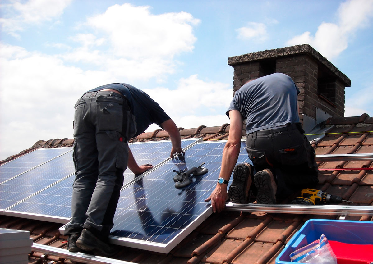 instalando-paneles-solares-en-tejado